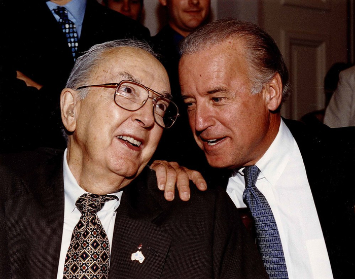 赫尔姆斯和拜登 图源：杰西·赫尔姆斯中心网站 