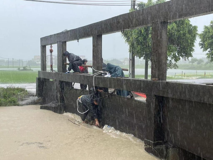 12日上午，江门台山市斗山镇西栅村干部冒雨清扫排水渠道杂物。（受访者供图）