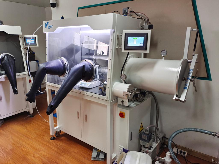 　　这是南京大学月球样品实验室的“手套箱”，用于保存嫦娥五号月壤样本。新华社记者 陈席元摄