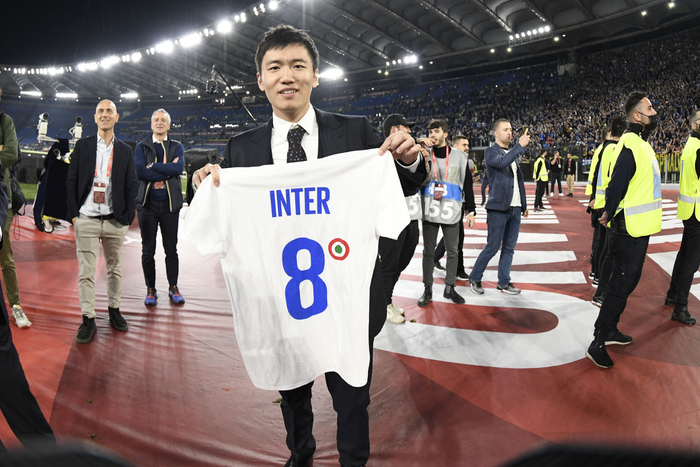 张康阳展示国米球衣。