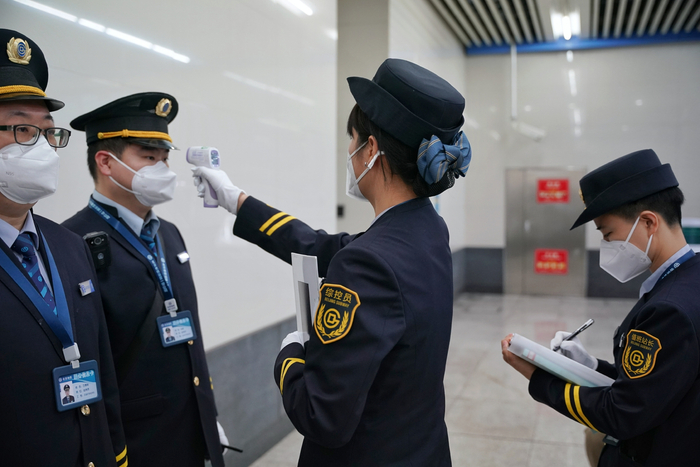 上岗前，车站负责人对员工进行测温和健康宝查验。新京报记者 王贵彬 摄