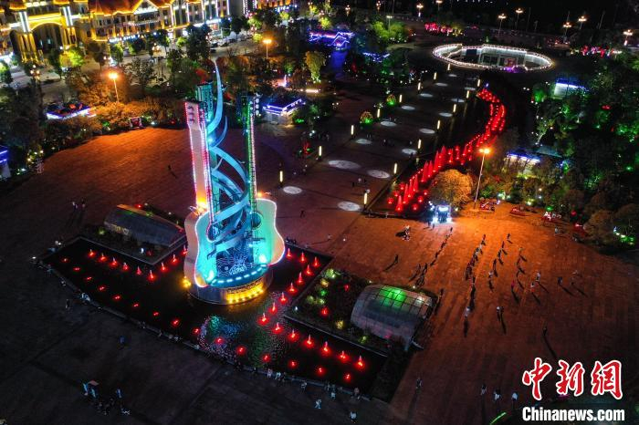 5月12日，航拍贵州正安吉他广场夜景。　瞿宏伦 摄