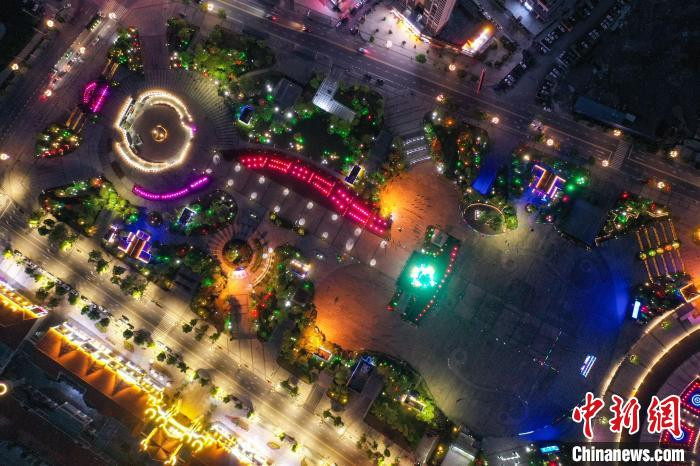 5月12日，航拍贵州正安吉他广场的吉他造型。　瞿宏伦 摄