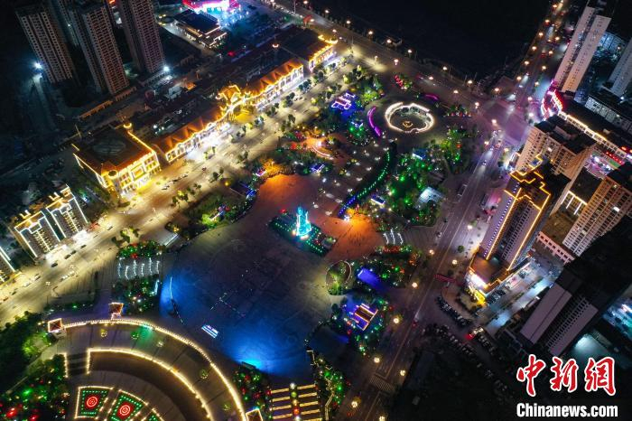 5月12日，航拍贵州正安吉他广场夜景。　瞿宏伦 摄