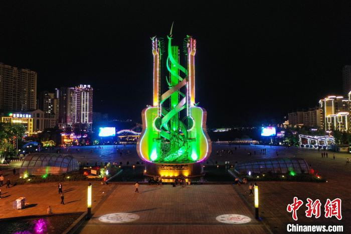 5月12日，航拍贵州正安吉他广场中心矗立的吉他雕塑。　瞿宏伦 摄