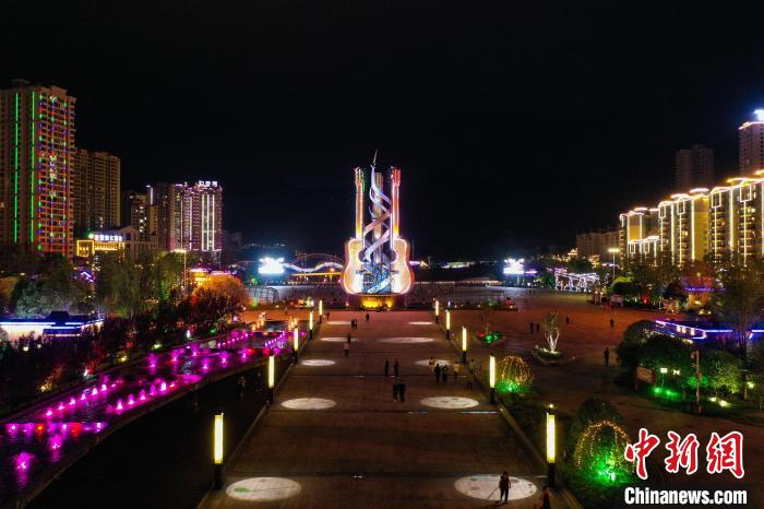 5月12日，航拍贵州正安吉他广场夜景。　瞿宏伦 摄