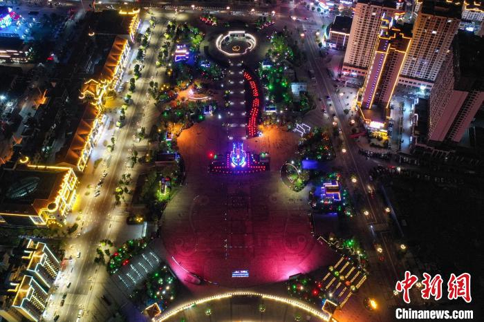 5月12日，航拍贵州正安吉他广场夜景。　瞿宏伦 摄