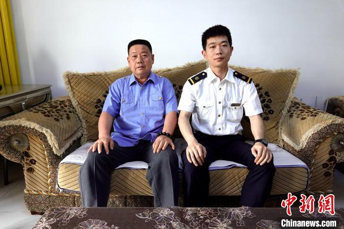图为袁建昌父子合影。　张远 摄