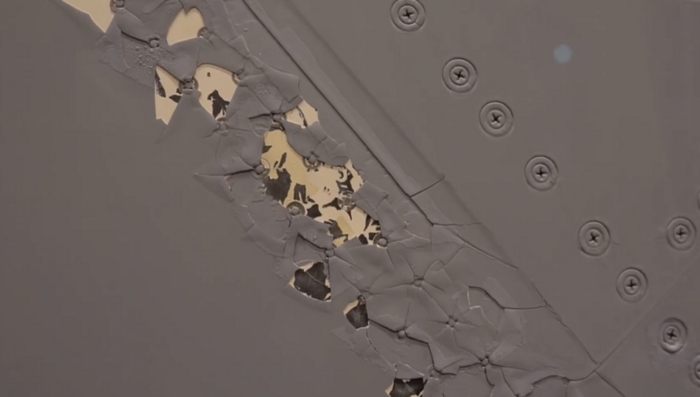 卡塔尔航空公司展示的受损A350&nbsp; &nbsp;图源：Youtube