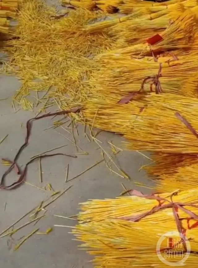 ▲河南新乡的干花制作厂家称，用小麦制作干花，麦田每亩利润可达3000元。图片来源/视频截图