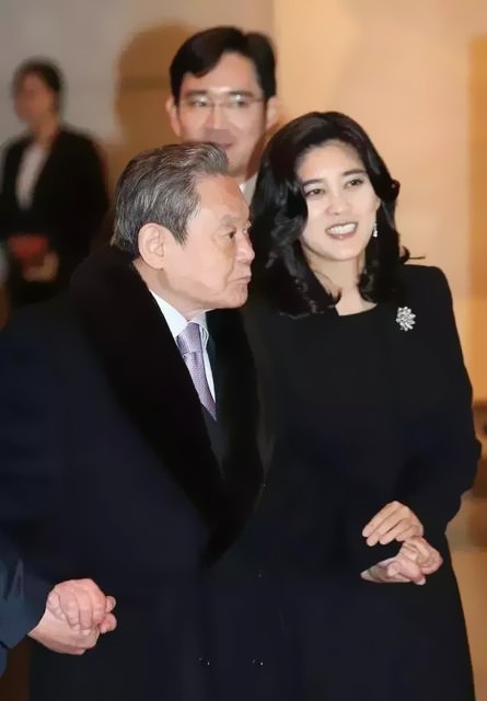 三星集团大公主李富真 颜值高还会搭配 简单的黑白演绎经典