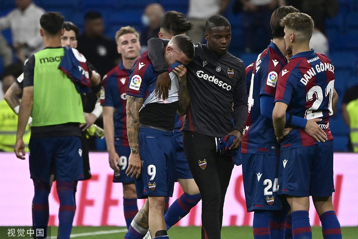 皇马送莱万特降级。