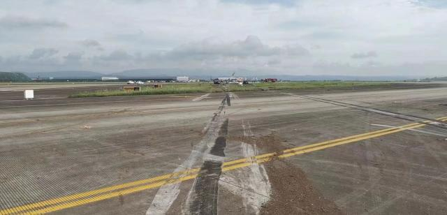 事故飞机在跑道上留下的痕迹，图片来源：社交媒体 