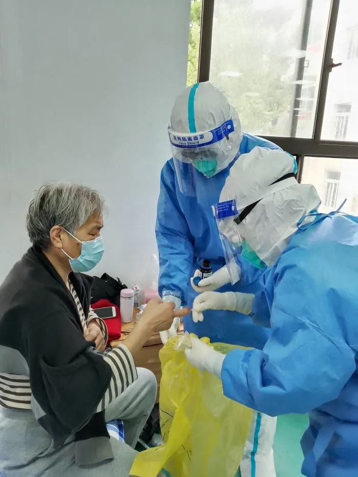 "党员红""医护白""警察蓝""保安绿",筑起疫情"彩虹"防线