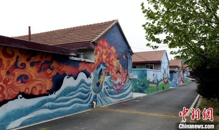 烟台朱柳村成为网红漫画村。　姜志朋 摄
