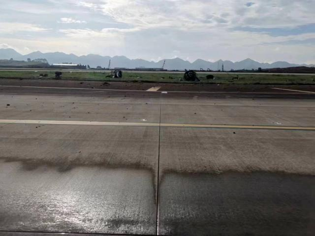 散落在机坪上的发动机残骸，图片来源：社交媒体 