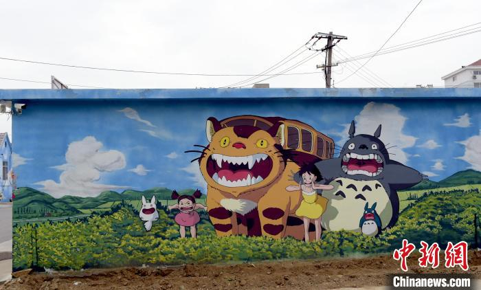 漫画村走红后，节假日吸引大量游人来此寻找童年记忆。　姜志朋 摄