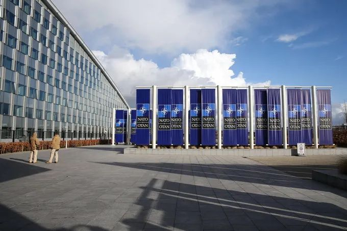 ▲比利时布鲁塞尔北约总部。北约将原本中立的芬兰与瑞典纳入，将加剧与俄罗斯的对立，导致欧洲安全形势进一步恶化。图/新华社