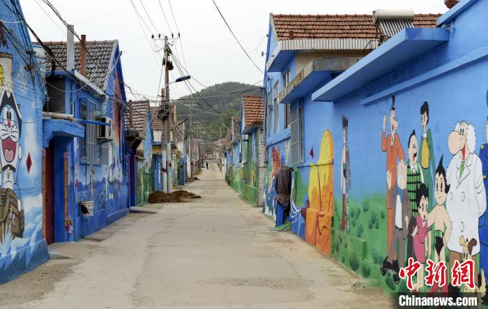 漫画与村居巧妙结合，成为独特的景色。　姜志朋 摄