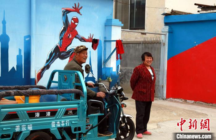 该村墙体彩绘分成国漫、日漫、美漫等区域。　姜汶汶 摄