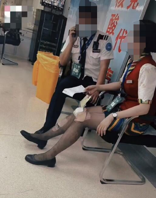 受轻伤在医院处理的西藏航空空乘，图片来源：社交媒体 