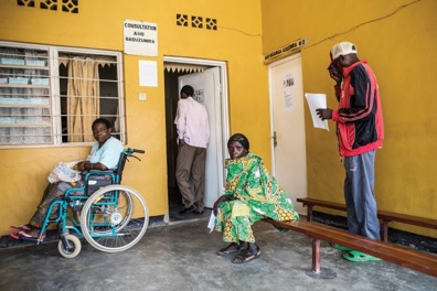 卢旺达最大的地区医院 Kabgayi 的露天候诊室。图片来源：MIT Technology Review