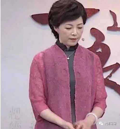 她曾是湖南台一姐，当红时低调嫁入豪门，如今52岁仍风韵犹存