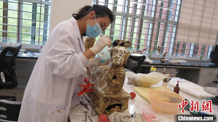 付金凤修复五代后蜀宋王赵廷隐墓中出土的双人首蛇身俑。　受访者供图