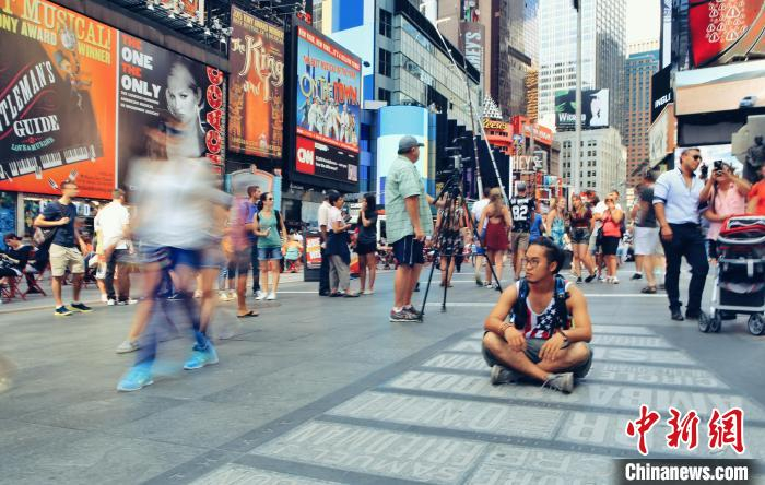 图为武楷斯在美国纽约时代广场 受访者供图