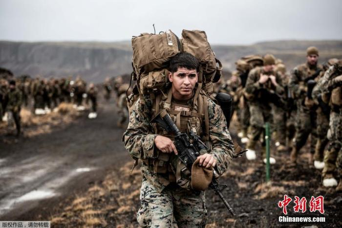 　　资料图：北约在挪威及周边举行大规模联合军事演习。图为美国第24海军陆战队远征队向目标开进。