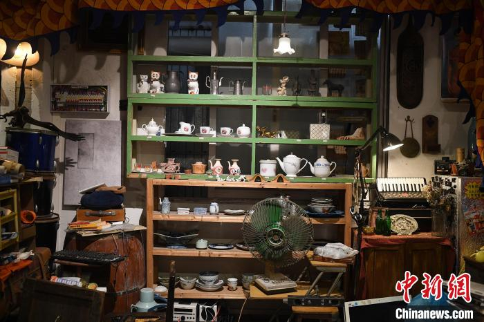 图为武楷斯收集的瓷器 中新社记者陈楚红 摄