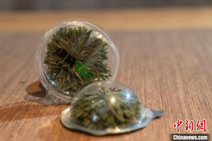 一朵一盒封装贮藏，防止茶叶片松散 “时节造物”团队供图