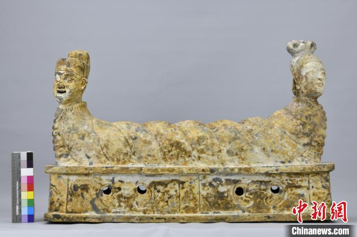 修复后的赵廷隐墓中出土的双人首蛇身俑。　受访者供图