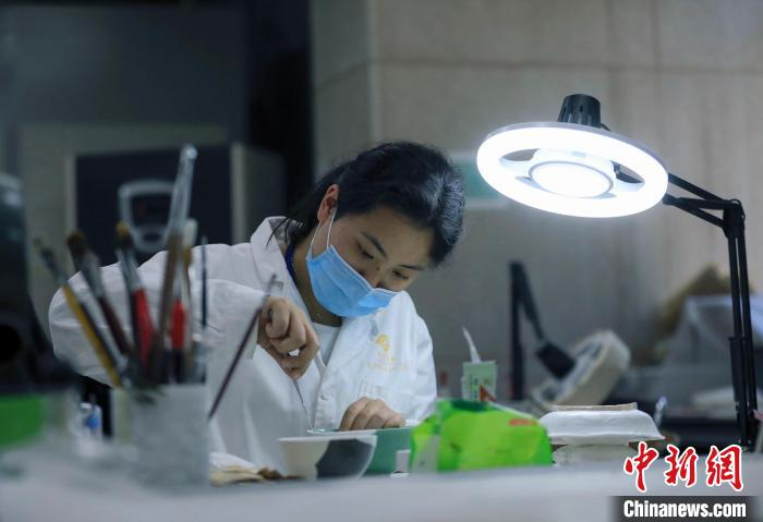 付金凤正在修复一件瓷器。　王磊 摄