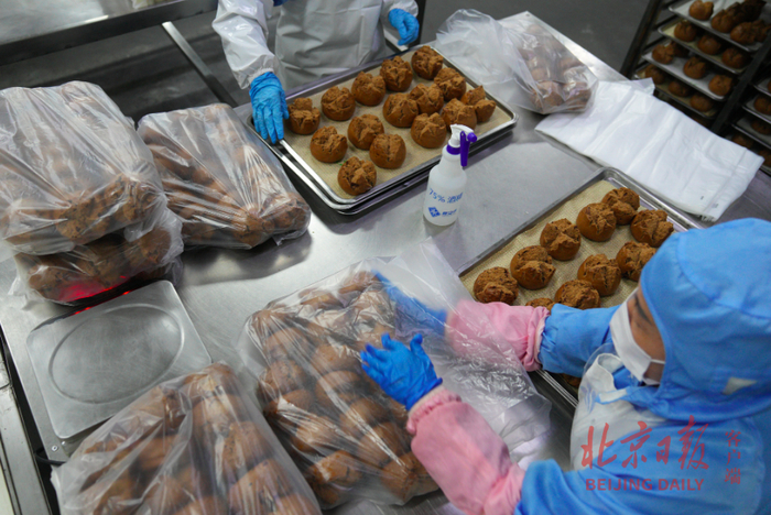 包装工人将食品分装成客户需求的数量。