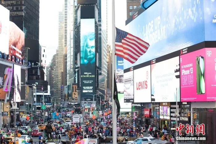 当地时间2022年5月12日，美国纽约时报广场降半旗致哀百万新冠逝者。中新社记者 廖攀 摄