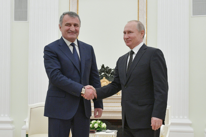 2019年3月6日，南奥塞梯领导人阿纳托利·比比洛夫与普京会面。图自俄媒