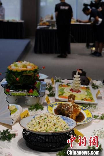 淮扬美食用“舌尖”展示城市的包容和开放。　袁海冬 摄