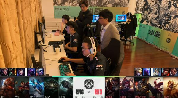 由于疫情原因，RNG在训练基地远程参赛。