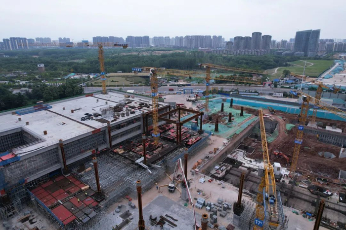 5月12日，新合肥西站施工现场塔吊林立运转不停。