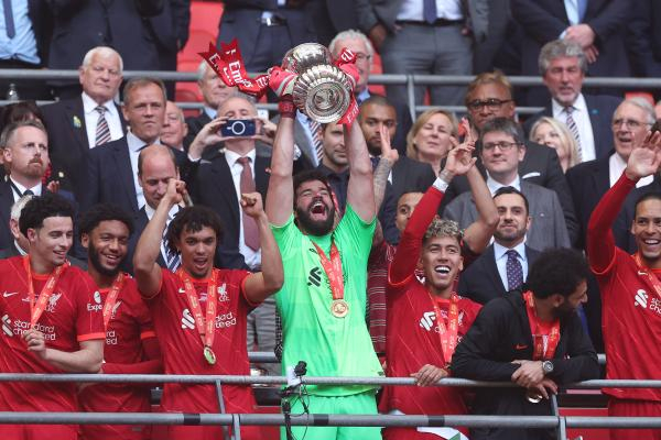利物浦捧起足总杯冠军