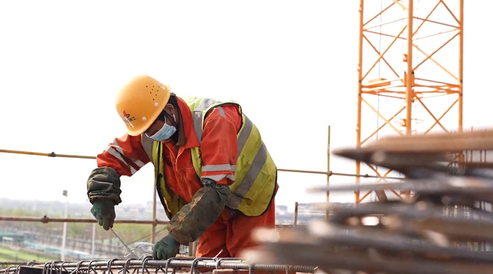 工人在进行钢筋绑扎。