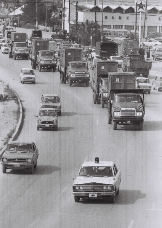 1972年5月2日，运载日元现金的卡车队列。图源：冲绳县公文书馆网站