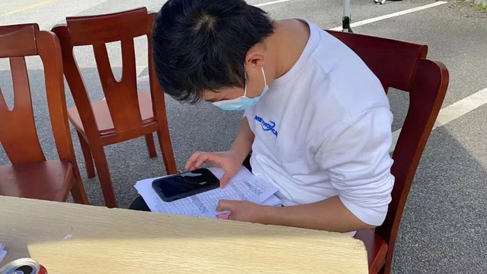 志愿者正通过小程序维护数据
