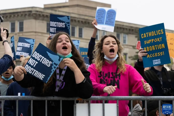 5月3日，在美国华盛顿，支持和反对堕胎权的人们在美国联邦最高法院外集会。新华社发（亚伦摄）