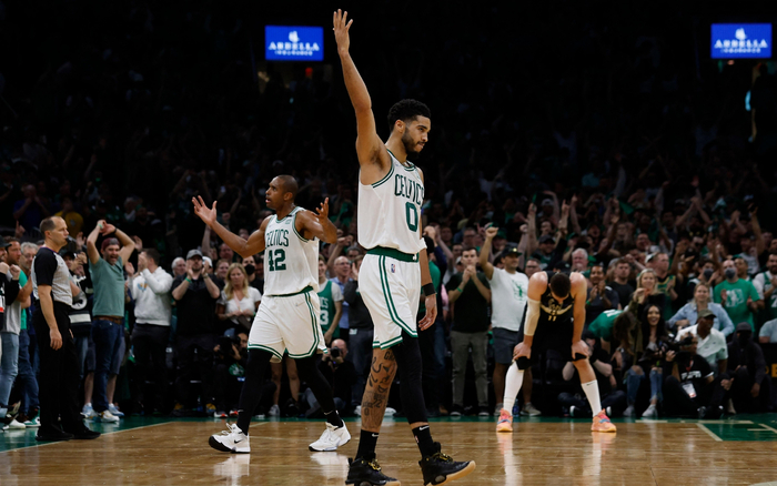 塔图姆率领凯尔特人击败雄鹿，闯进东部决赛。&nbsp; 图/新华社