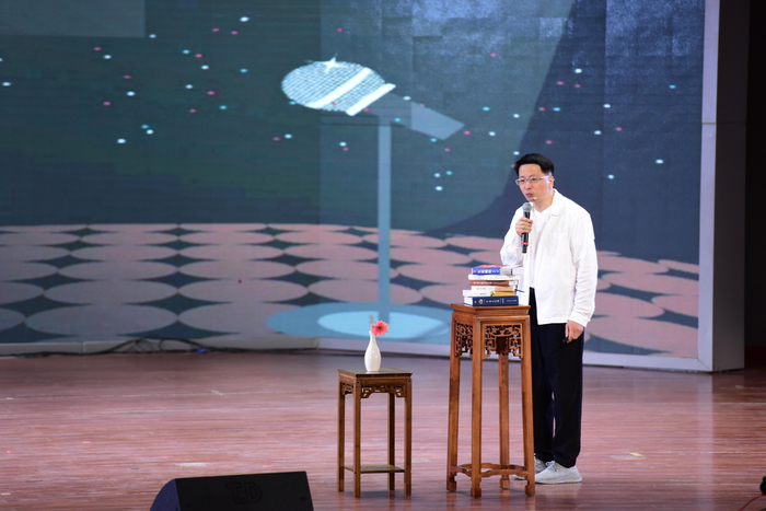 段礼富热爱阅读，演讲时也放着书。 受访者供图