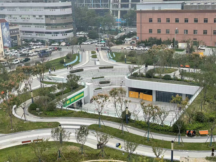 △焕然一新的湛山广场，地下可提供570余个停车泊位。