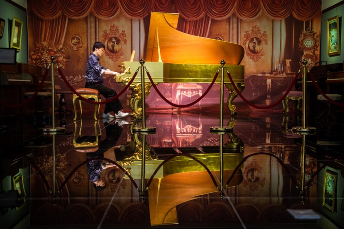 武汉琴台钢琴博物馆工作人员在馆藏的1865年制作的黄金施坦威大钢琴上演奏。新华社记者 伍志尊 摄