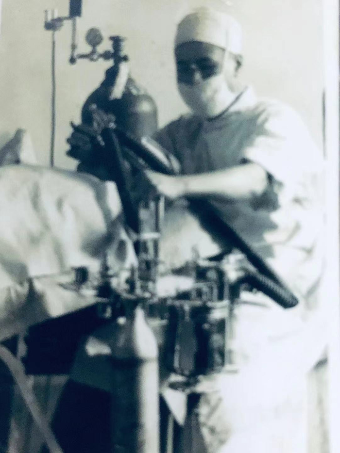 叶鸣在上海市立第三医院（现上海市东方医院）做麻醉师，一直干到退休。  叶芬供图